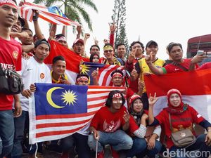 Ketika Suporter Timnas Berbaur dengan Fans Malaysia di Stadion Shah Alam Ketika Suporter Timnas Berbaur dengan Fans Malaysia di Stadion Shah Alam