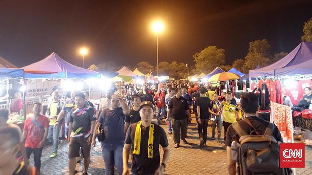 Para fan Timnas Malaysia saat di sekitaran Stadion Shah Alam. (
