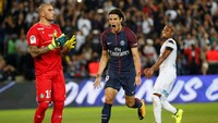 PSG membuka keunggulannya melalui gol penalti Cavani pada menit ke-20. Penalti ini diawali oleh pelanggaran Saidy Janko terhadap Cavani. Foto: Gonzalo Fuentes/Reuters