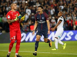 PSG membuka keunggulannya melalui gol penalti Cavani pada menit ke-20. Penalti ini diawali oleh pelanggaran Saidy Janko terhadap Cavani. Foto: Gonzalo Fuentes/Reuters