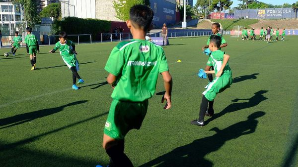 10 Pemain Muda Indonesia Berlatih Teknik di FCBEscola Barcelona