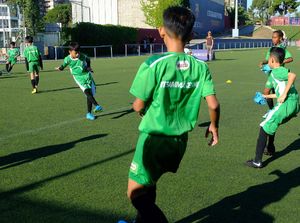 10 Pemain Muda Indonesia Berlatih Teknik di FCBEscola Barcelona