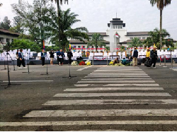 Lautan Manusia Berpakaian Adat Penuhi Kota Bandung