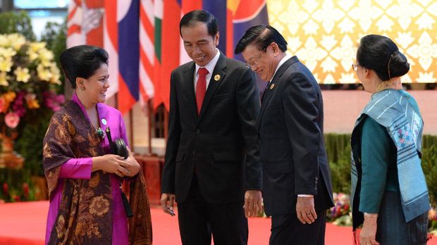 Kebaya ungu dan selendang bunga burung dipakai Iriana saat menghadiri pertemuan ASEAN 