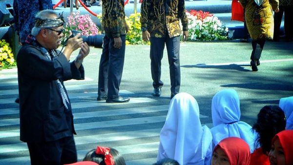 Gaya Menteri PUPR Jadi Fotografer Dadakan di Karnaval Kemerdekaan
