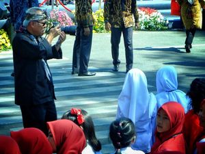 Gaya Menteri PUPR Jadi Fotografer Dadakan di Karnaval Kemerdekaan