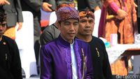 Berbaju Sunda Warna Ungu, Begini Gaya Jokowi Buka Karnaval Bandung