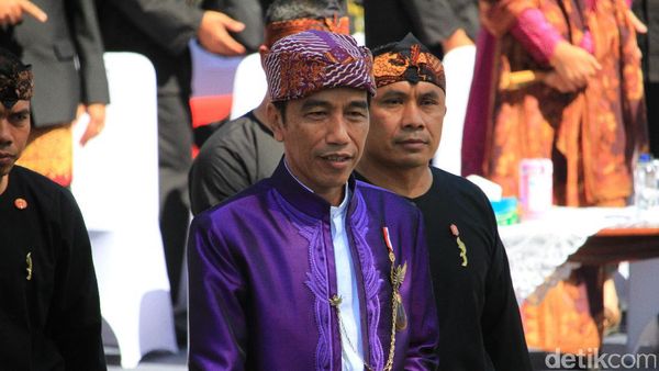 Berbaju Sunda Warna Ungu, Begini Gaya Jokowi Buka Karnaval Bandung
