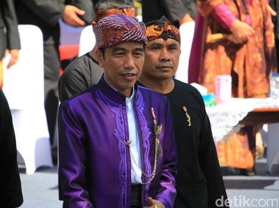 Berbaju Sunda Warna Ungu, Begini Gaya Jokowi Buka Karnaval Bandung