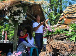 Asyiknya Warga Ber-selfie di Kendaraan Hias Karnaval Kemerdekaan