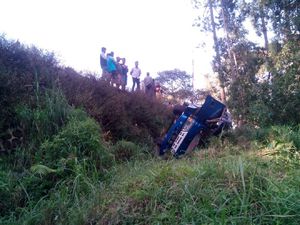 Mini Bus Muat 19 Penumpang Masuk Jurang, 1 Orang Tewas