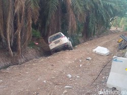 Pajero Terperosok di Parit Tol Bandara, Lalin Padat 3 Km