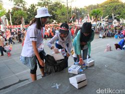 Aksi Pasukan Semut Bersihkan Taman Vanda Usai Karnaval Kemerdekaan