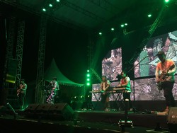 Stars & Rabbit x Bottlesmoker Maniskan Malam di Sound of Tri