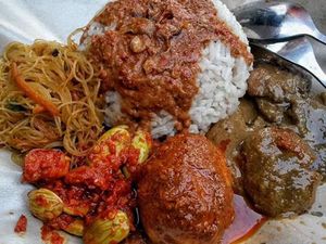Huah! Di Sini Ada Nasi Uduk Enak Berpadu dengan Lauk Komplet dan Sambal
