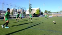 Para siswa terlihat begitu antusias saat menerima arahan dari pelatih. Tidak hanya belajar teknik bermain sepak bola, namun mereka juga belajar tentang pentingnya nilai-nilai pantang menyerah, sportivitas, percaya diri dan kerja sama tim. Pool/dok. MILO.