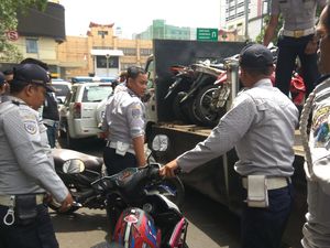 Razia Tertib Trotoar, 8 Motor di Tanah Abang Diangkut