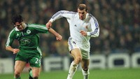 Di belakang dua pemain tersebut ada Zinedine Zidane. Kepindahannya dari Juventus ke Real Madrid pada 2001, yang sebesar 77,5 juta euro, menjadikan dia pemain termahal dunia. (Getty Images)