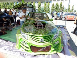 Mobil Honda ini Disulap Jadi Delapan Roda