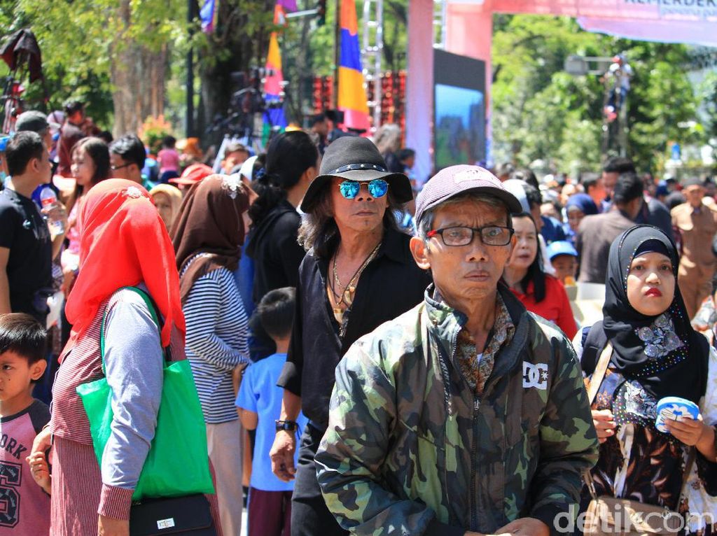 Antusiasnya Warga Menanti Karnaval Kemerdekaan di Bandung