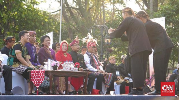 Dari Warga Biasa Sampai Artis Antre Foto Bareng Jokowi