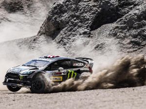 Foto: Aksi Ken Block Ngedrift di Atas Pasir