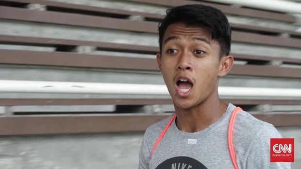 Febri Hariyadi tertawa lepas seusai menjalani latihan pagi jelang lawan Malaysia.