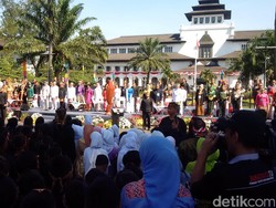 Serasinya Jokowi-Iriana Berbaju Adat Sunda Warna Ungu di Karnaval