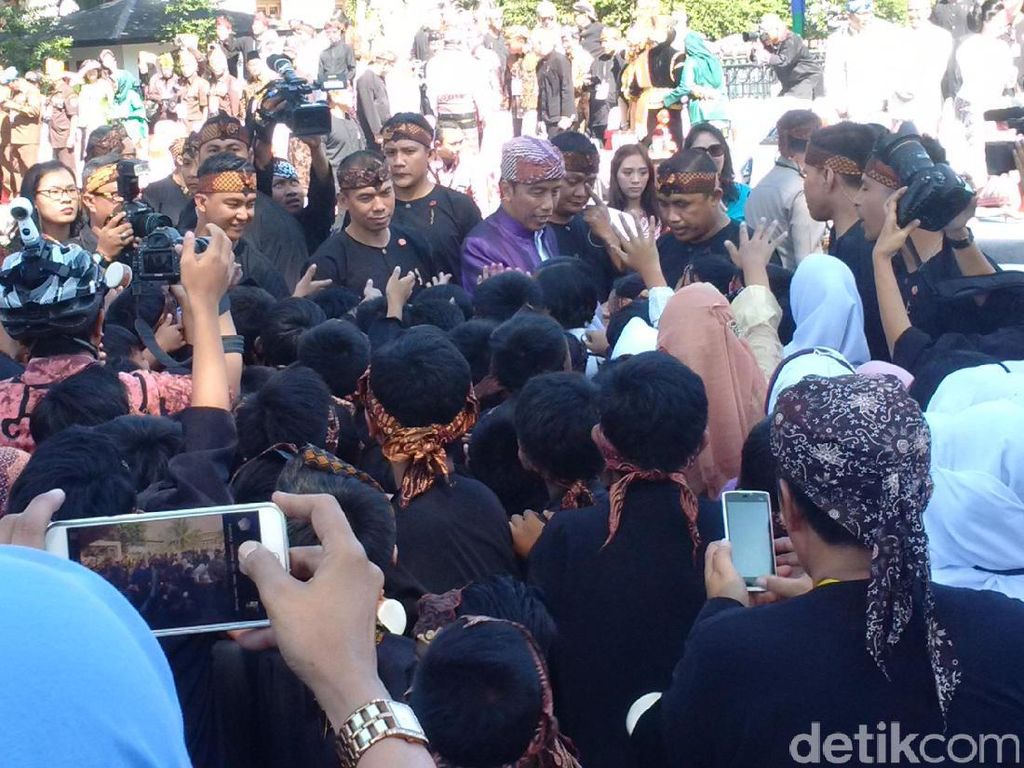 Sigapnya Paspampres Berbaju Adat Sunda Amankan Jokowi di Bandung