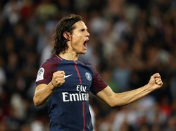 Cavani kembali mencatatkan namanya di papan skor pada menit ke-89 untuk memantapkan kemenangan PSG. Foto: Gonzalo Fuentes/Reuters