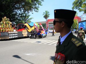Saat Sukarno Sapa Peserta Karnaval Kemerdekaan di Bandung