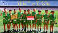 Para pemain terbaik juga berkesempatan untuk mengikuti tur stadion dan museum Camp Nou. Di sini, para peserta dapat melihat lapangan tempat berlatih, locker room para pemain FC Barcelona, menelusuri sejarah FC Barcelona serta mengunjungi ruangan khusus yang didedikasikan untuk kemenangan serta prestasi FC Barcelona. Pool/dok. MILO.