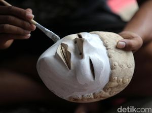 Lika-liku Pembuatan Topeng Indramayu