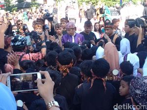 Jokowi Pukulkan Kohkol, Karnaval Kemerdekaan di Bandung Dimulai Jokowi Pukulkan Kohkol, Karnaval Kemerdekaan di Bandung Dimulai