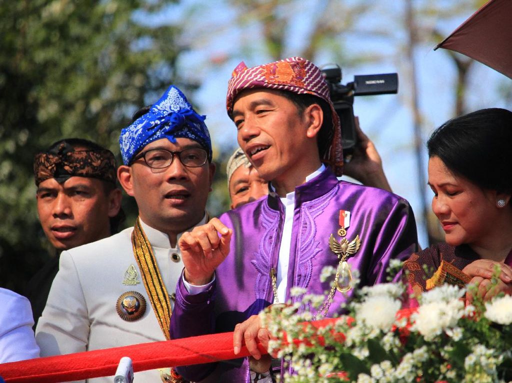 Mesranya Jokowi dan Ridwan Kamil di Atas Kereta Pancasila