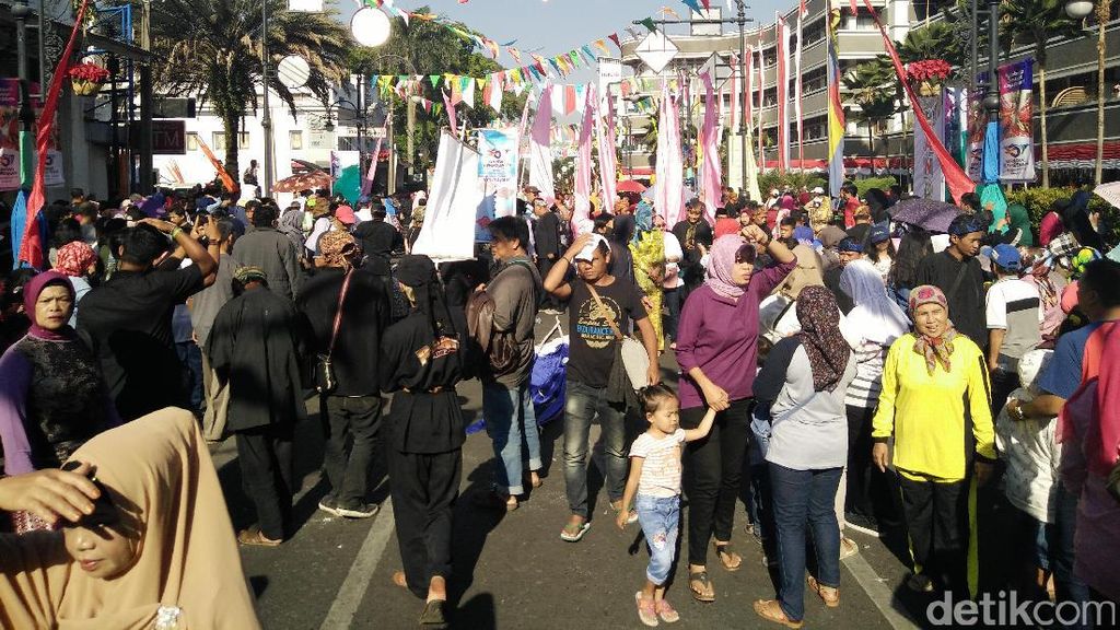 Rela Berpanas-panasan Demi Karnaval Kemerdekaan di Bandung