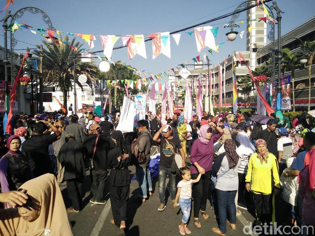 Rela Berpanas-panasan Demi Karnaval Kemerdekaan di Bandung Rela Berpanas-panasan Demi Karnaval Kemerdekaan di Bandung