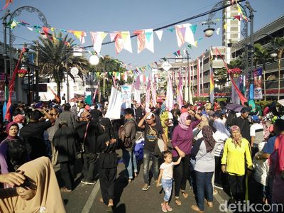 Rela Berpanas-panasan Demi Karnaval Kemerdekaan di Bandung