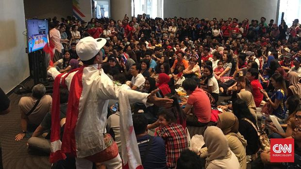 Muhammad Fathan Isbandi Ramadhan membakar semangat penonton di luar tribune.