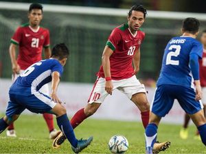 Ezra Walian Memburu Gol ke Gawang Singapura