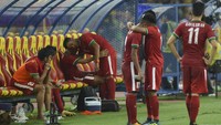 Para pemain yang ada di bangku cadangan juga ikut larut dalam kesedihan. Foto: Wahyu Putro A/Antara Foto