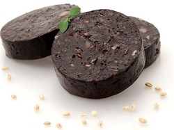 Pie Babi dan Sosis Darah Babi Terancam Punah Karena Tak Diminati Anak Muda