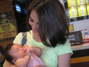 Atiqah Hasiholan Gendong Baby Salma, Dua-duanya Menggemaskan!