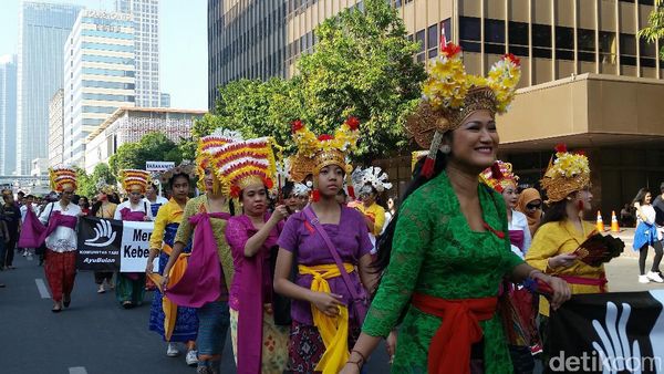 Indahnya Karnaval Baju Adat Nusantara yang Terancam Punah