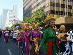 Pawai Kain Adat Nusantara yang Semakin Terancam Punah