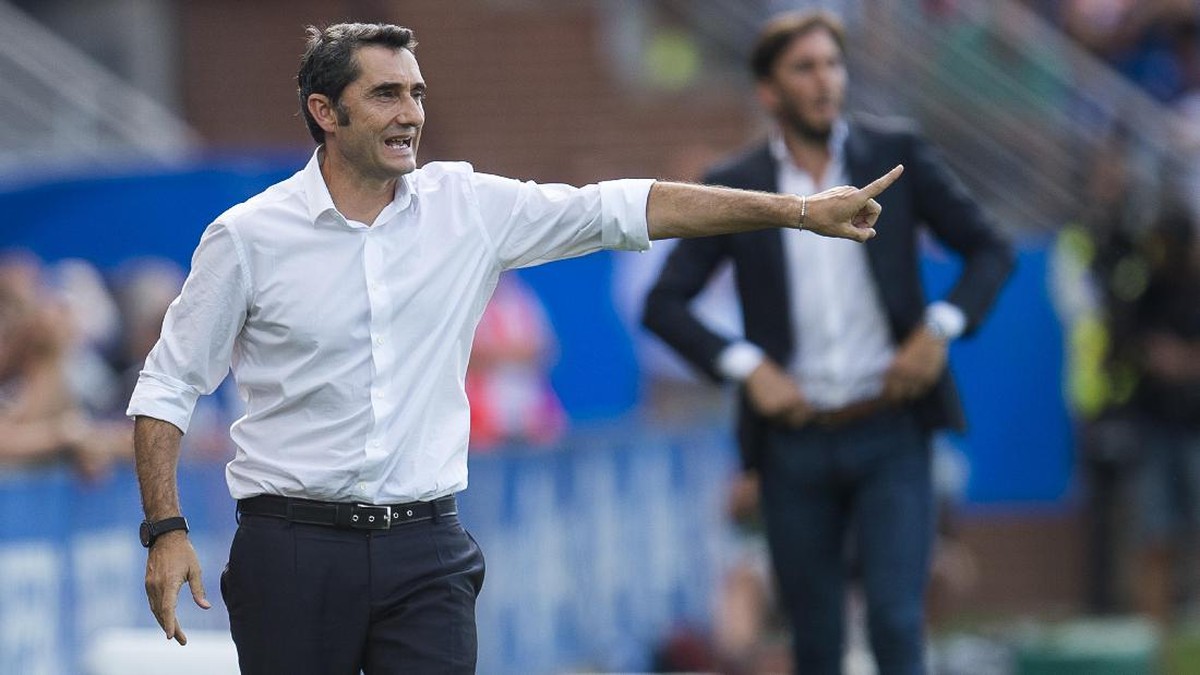 Ernesto Valverde puas dengan kemenangan Barcelona atas Deportivo Alaves (Foto: Juan Manuel Serrano Arce/Getty Images)