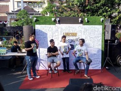 Manfaatkan CFD, 2 Putra Presiden Jualan Kaus di Jalanan Solo