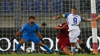 Inter berbalik unggul 2-1 lewat gol Mauro Icardi pada menit ke-77 (Alessandro Bianchi/Reuters)