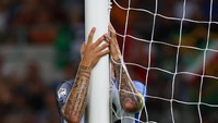 Kapten sekaligus penyerang Inter Milan tampak kecewa setelah melewatkan peluang di depan gawang Roma (Alessandro Bianchi/Reuters)
