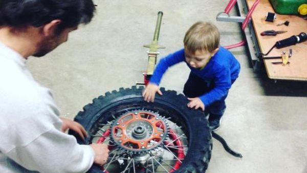 Foto: Rajinnya si Kecil Saat Membantu Ayahnya